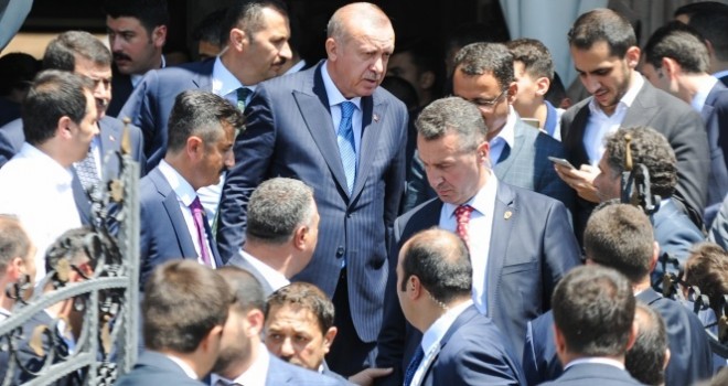 Cumhurbaşkanı Erdoğan'a cuma namazı çıkışında vatandaşlardan yoğun ilgi