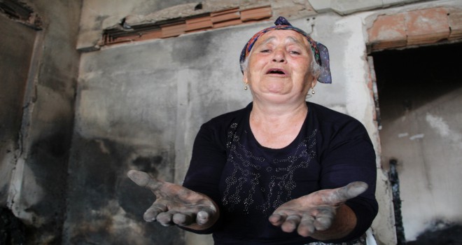 Yaşlı kadın, yanan evini görünce gözyaşlarını tutamadı