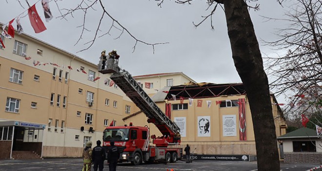  Beylikdüzü'nde ilkokul çatısı uçtu