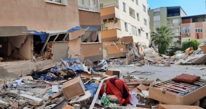 Enkazdan çıkan dram: Ölen torununun elini 14 saat bırakmadı