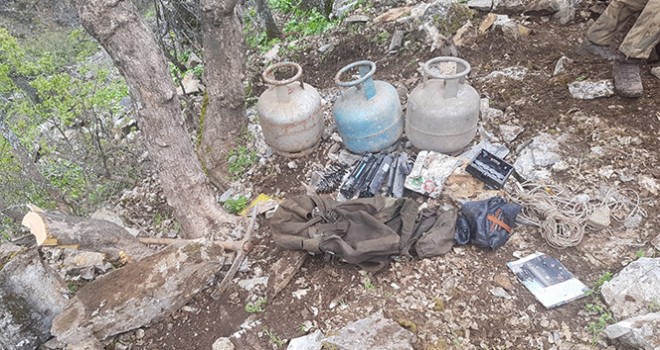 Tunceli'de 3 girişli mağarada terörist cesedi ele geçirildi