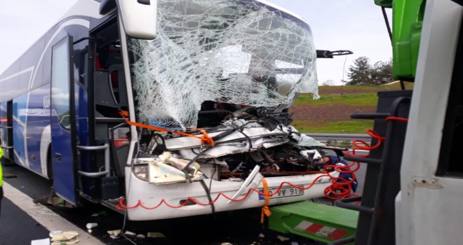 Yolcu otobüsü demir yüklü tıra arkadan çarptı: 2 ölü, çok sayıda yaralı