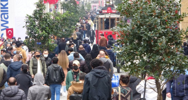 Kısıtlamasız cumartesinde vatandaşlar Taksim'e akın etti