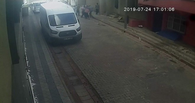 Sultangazi'de sokak ortasında tartıştığı komşularını bıçakladı