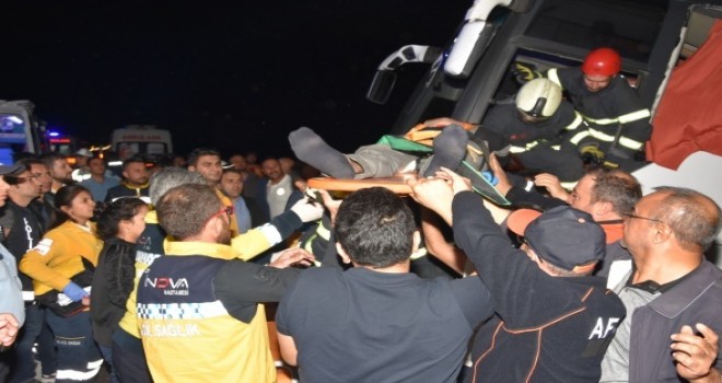 Sınır dışı edilecek mültecileri taşıyan otobüs devrildi: 17'si polis 41 yaralı