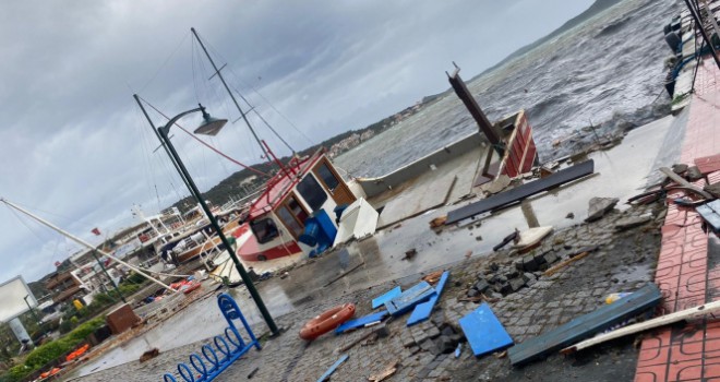 Ayvalık'ta fırtına onlarca tekneyi batırdı, bir kişi batan tekneden denize böyle düştü