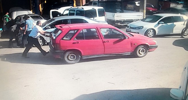 Satıp parasını alamadığı otomobilini iterek kaçırırken güvenlik kamerasına yakalandı