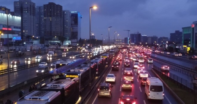  İstanbul'da yarıyıl tatili ve olumsuz hava trafiği kilitledi