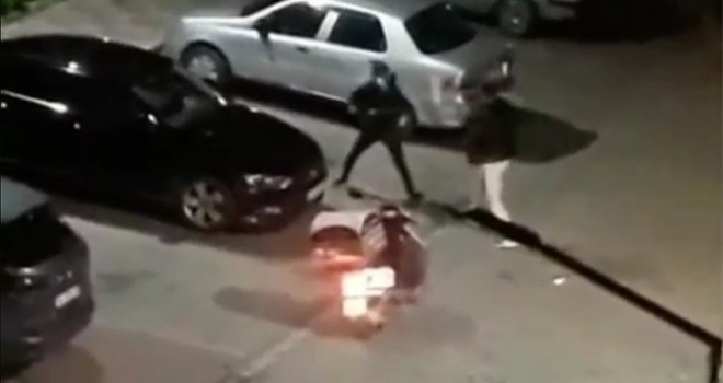 İstanbul'da motosikletli kuryelerin kavgası kamerada