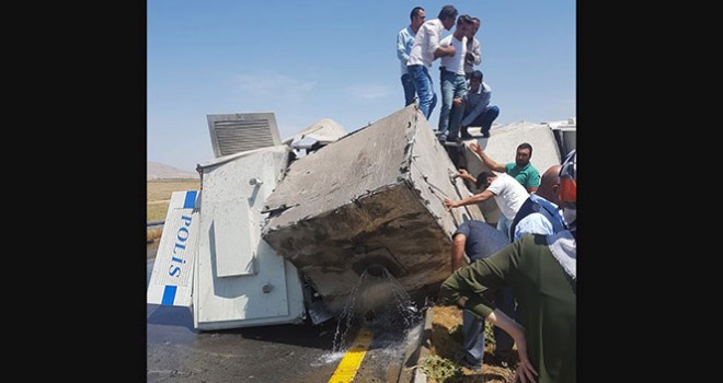 Van’da TOMA devrildi: 2 polis yaralı