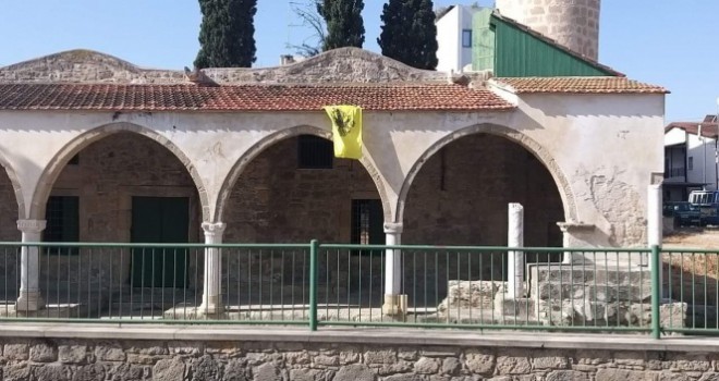 Güney Kıbrıs'ta camiye Bizans bayrağı asıldı