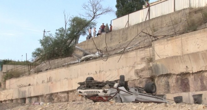 15 metre yüksekten yuvarlanan araçtan atlayarak kurtuldu