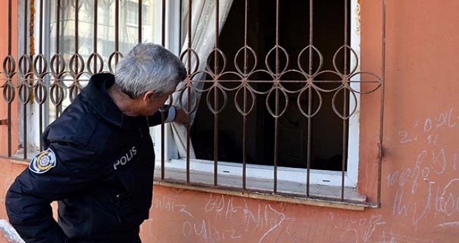 Perdeyi aralayıp gördü! Polisi bile dehşete düşüren vahşet...