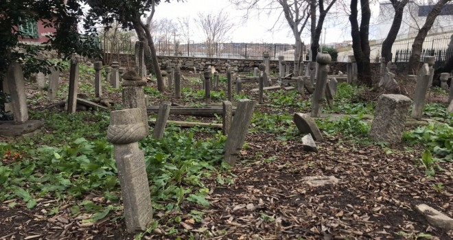 Kadıköy'de 400 yıllık tarihi mezarlık harabeye döndü