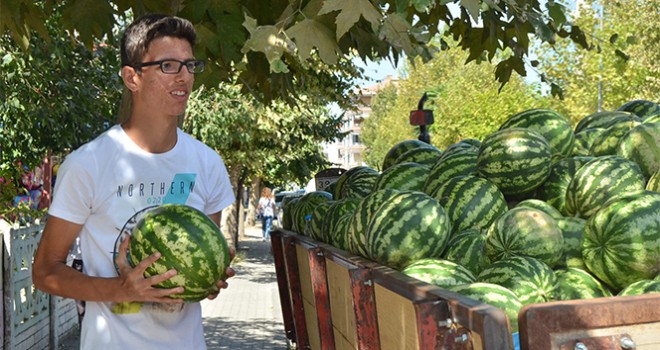  Karpuz tezgahında çalışarak fen lisesini kazandı