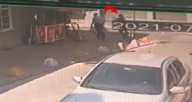 Beyoğlu'nda bakkalda silahlı saldırı anları kamerada