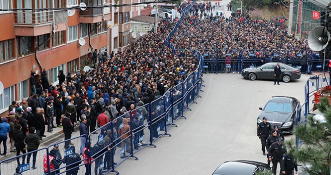  Kura çekimini soğukta saatlerce ekrandan takip ettiler