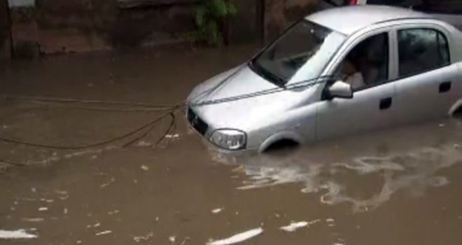 Beykoz'da su baskınında sürücüler araçta mahsur kaldı