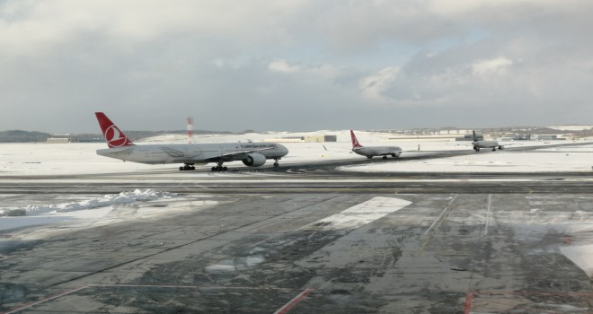 THY, İstanbul Havalimanı'ndan yapacağı tüm uçuşları saat 00.00'a kadar durdurdu