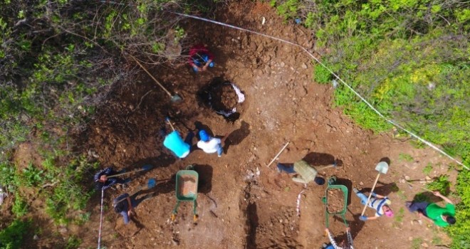 Çanakkale'de kaçak kazıda zemin mozaiği bulundu
