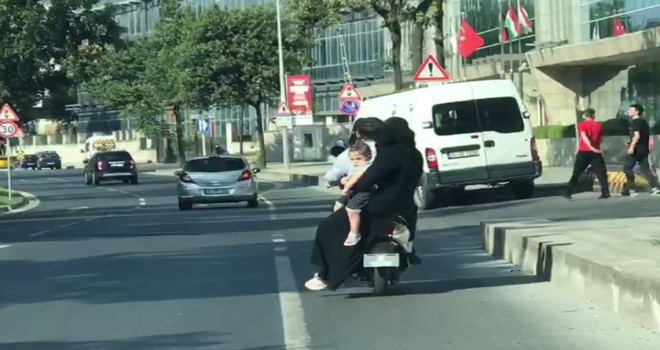 Motosiklet üzerinde 4 kişilik tehlikeli yolculuk!