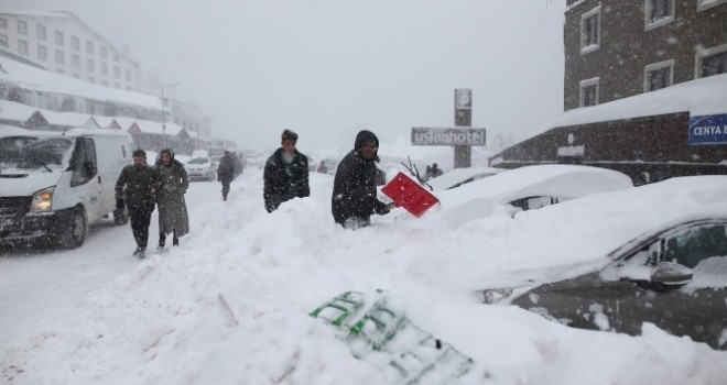  Uludağ'da tatilciler karlar altında kalan araçlarını böyle aradı