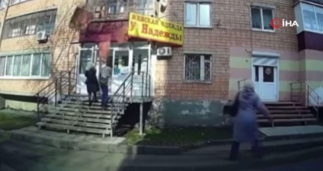 Rus kadınlar çöken balkon parçalarından son anda kurtuldu