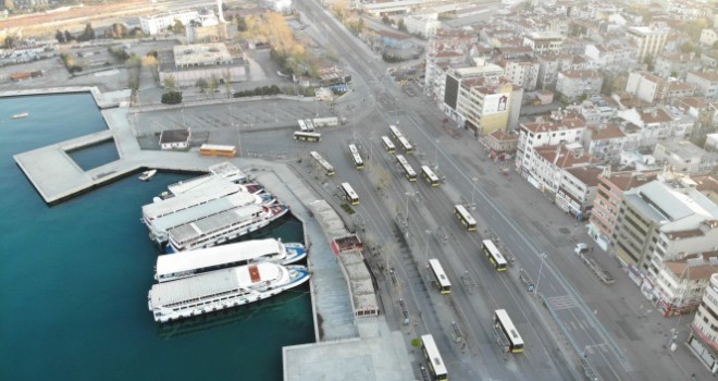 Sokağa çıkma kısıtlaması sonrası Kadıköy Meydanı boş kaldı