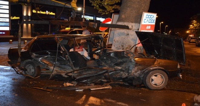 İkiye bölünen otomobilden sağ çıktılar