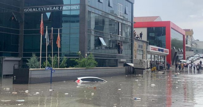 Ankara'da sağanak yağış nedeniyle yollar göle döndü!