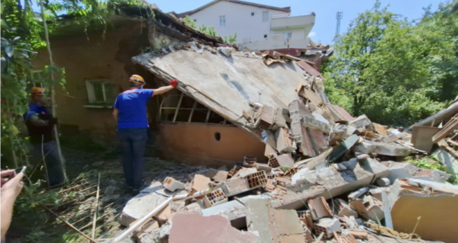 Metruk evin yıkımı sırasında 2 kişi hayatını kaybetti