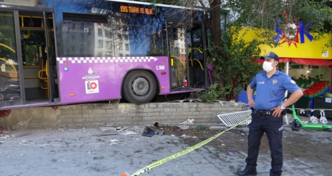 Kadıköy'de otobüs Müjdat Gezen Sanat Merkezi'nin bahçesine girdi: 5 yaralı
