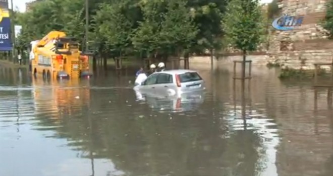 İstanbul'da yoğun yağış! Metro seferleri durdu, araçlar suya gömüldü