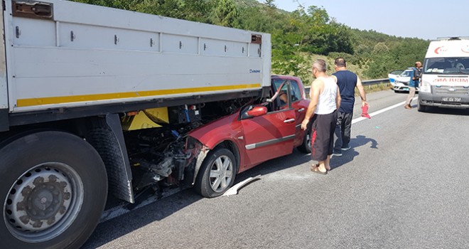  Tır saplanan otomobili metrelerce sürükledi: 4 yaralı