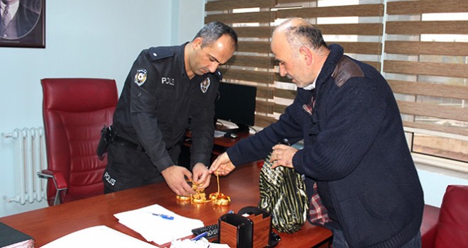 Altın kalpli temizlik işçisi bulduğu takıları sahibine teslim etti