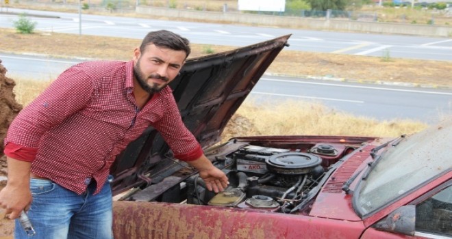 Çamurdan kurtarmak ,istediği otomobilini yaktı