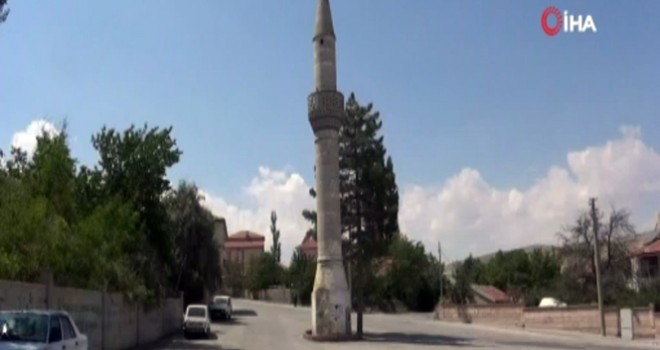  Aksaray'da yol ortasında kalan camisiz minare şaşırtıyor