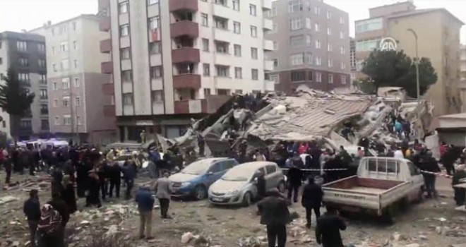 İstanbul'da 6 katlı bina çöktü! Ekipler enkazda aramalar yapıyor