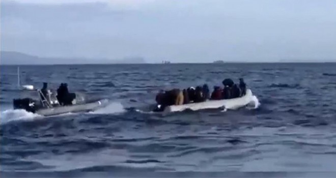 Yunanlıların ölüme terk ettiği göçmenleri sahil güvenlik kurtardı