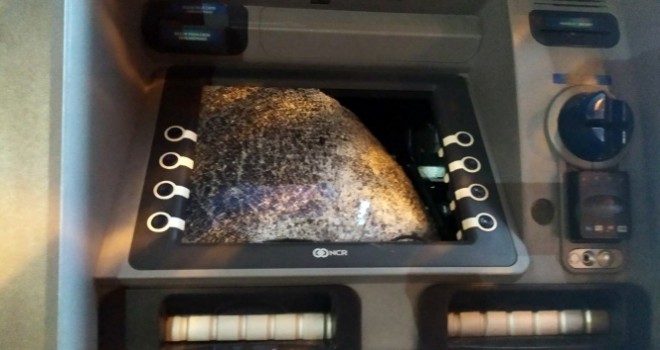 Para çekmeye gelenler şoke oldu, ATM'ler hırsızların saldırısına uğradı