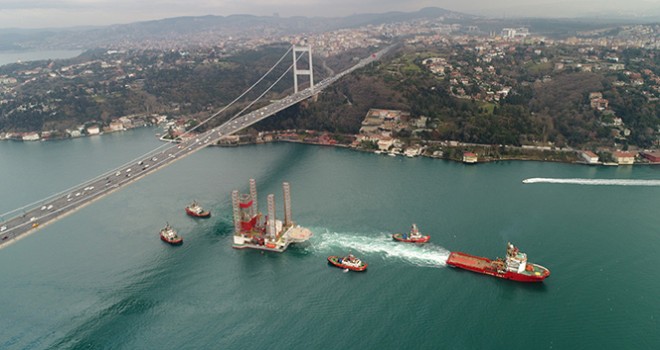 İstanbul Boğazı dev petrol platformu geçişi nedeniyle trafiğe kapatıldı