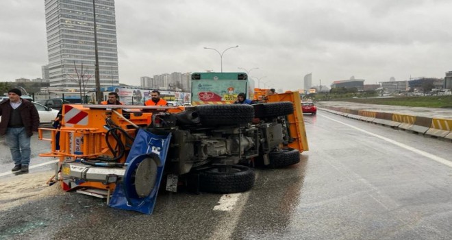 Kadıköy'de devrilen, İBB'ye bağlı kar küreme aracının sürücüsü alkollü çıktı