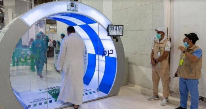 Suudi Arabistan Kabe'nin girişine sterilizasyon kapısı koydu