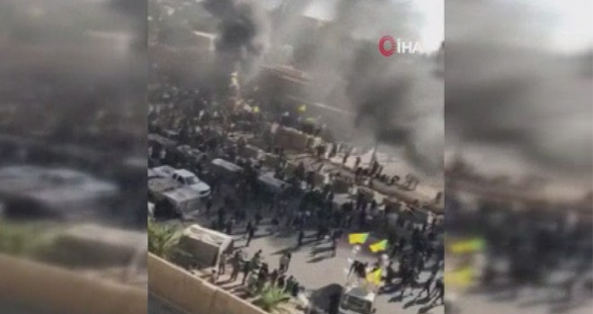 ABD Bağdat Büyükelçiliği binasını ateşe verdi