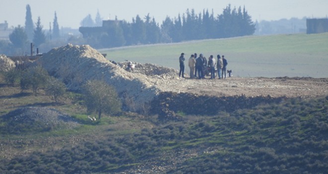 YPG'li teröristler Münbiç sınırında toplantı yaptı