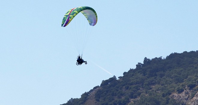 Yamaç paraşütü tutkusu engelinin önüne geçti