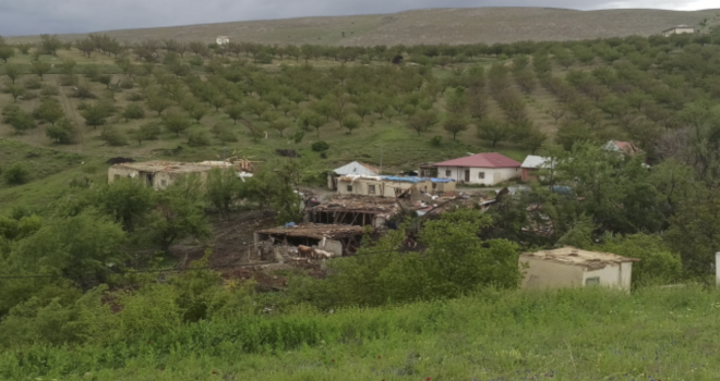 Kahramanmaraş'ta hortum çatıları uçurdu, ağaçları yerinden söktü