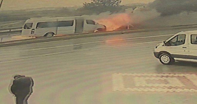 Antalya'da tur minibüsü alev alev yandı, turistler canlarını zor kurtardı