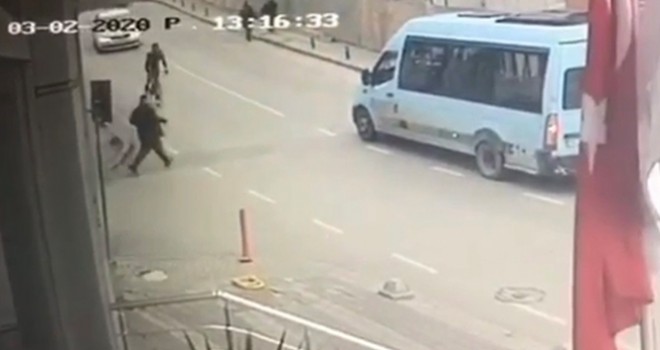 İstanbul'da ilginç kaza: Bisikletli ile yaya çarpıştı