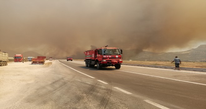 Mersin-Antalya yolu kapandı, yangın yerleşim yerlerini tehdit ediyor